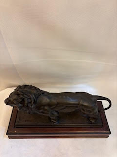 ANTOINE-LOUISE BARYE (FRANCÉS, 1796-1875) "LEÓN QUE MARCHA" Firmada "Barye" en base naturalista