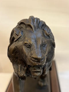 ANTOINE-LOUISE BARYE (FRANCÉS, 1796-1875) "LEÓN QUE MARCHA" Firmada "Barye" en base naturalista