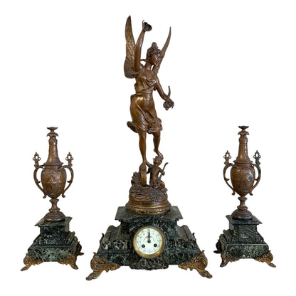 Garniture francesa compuesto por un reloj y un par de balaustres. SXIX