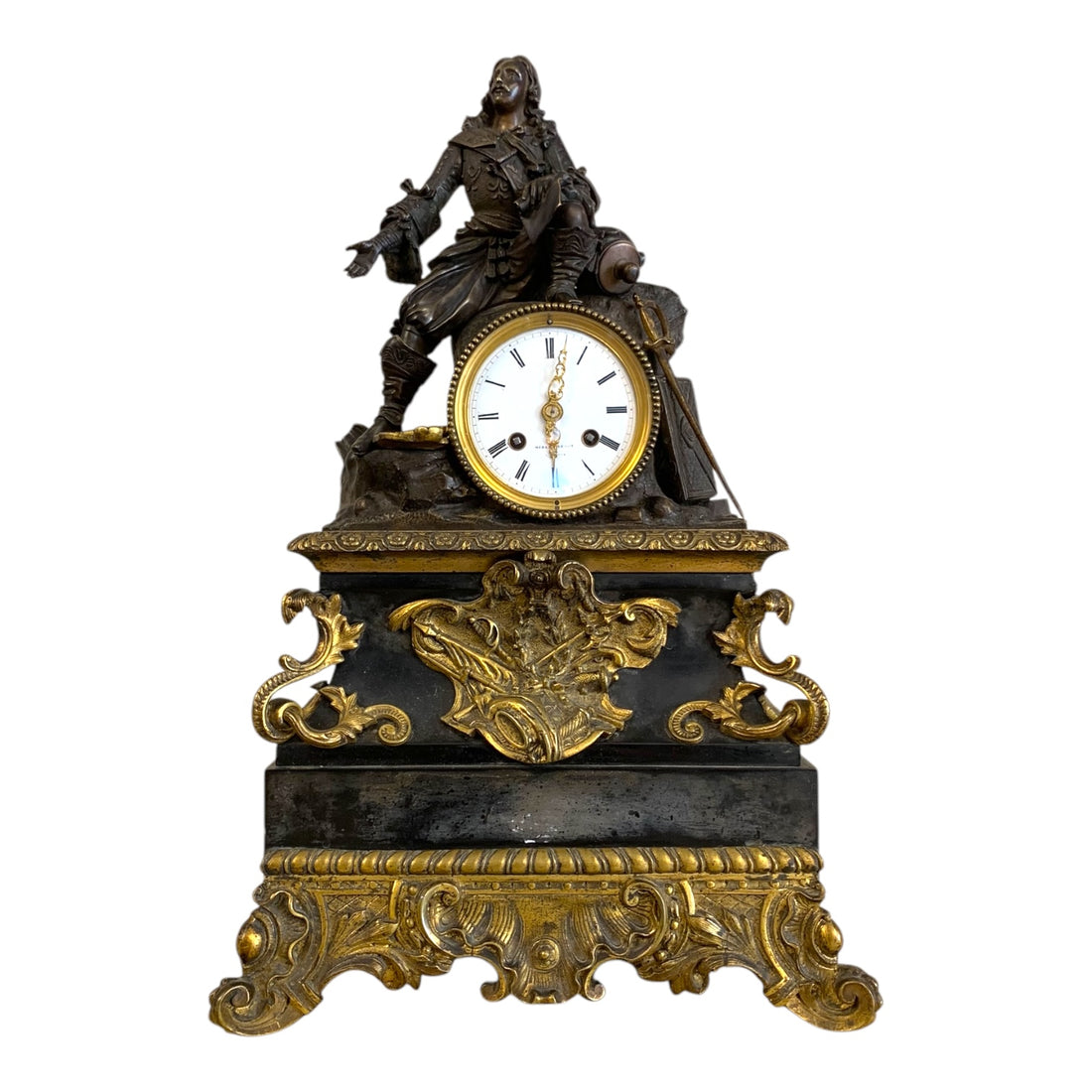 Reloj de marmol negro y bronce. SXIX