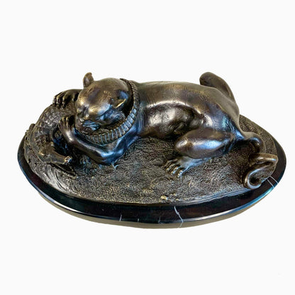 Figura de bronce de pelea de tigre con cocodrilo. SXIX