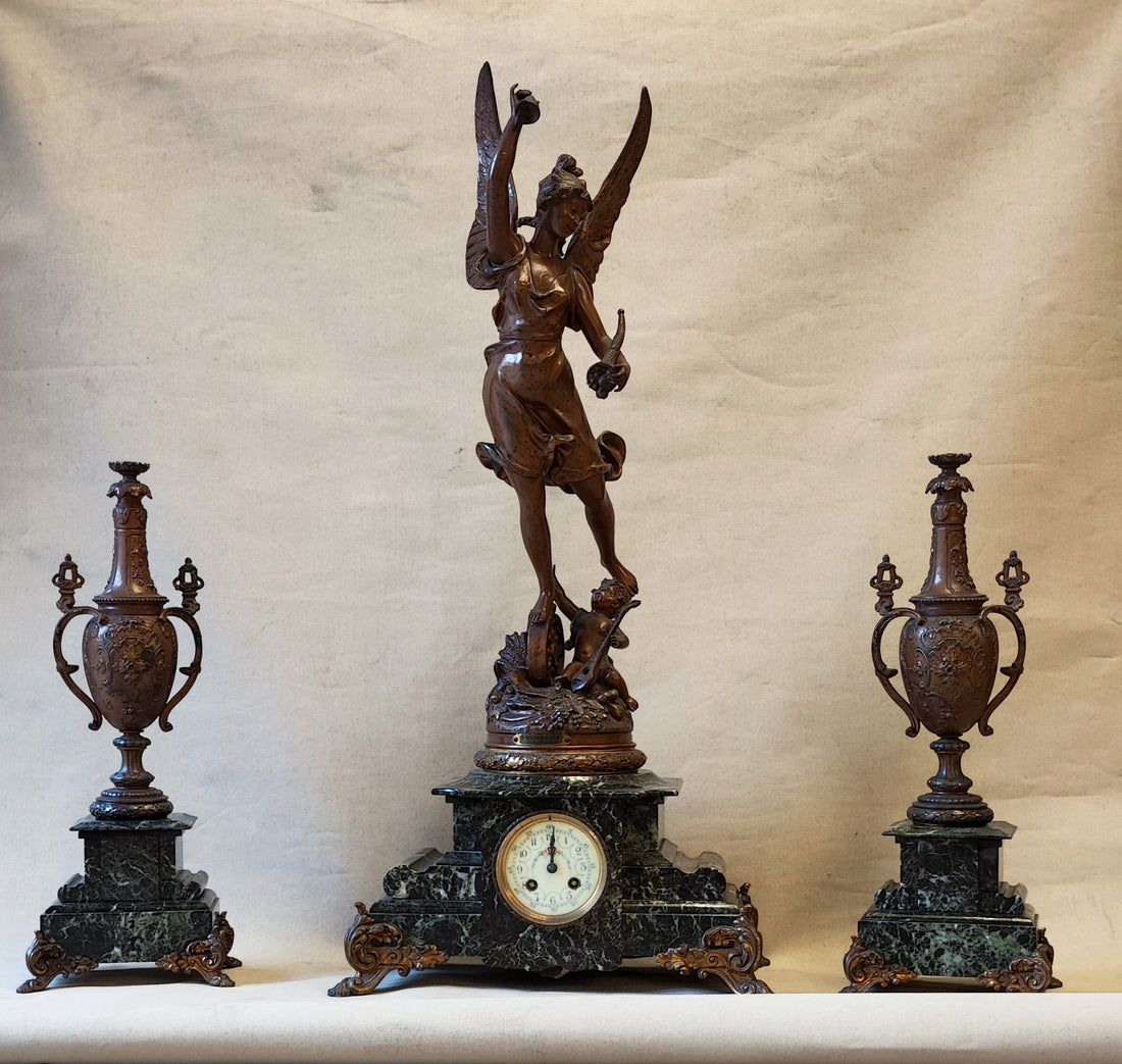 Garniture francesa compuesto por un reloj y un par de balaustres. SXIX
