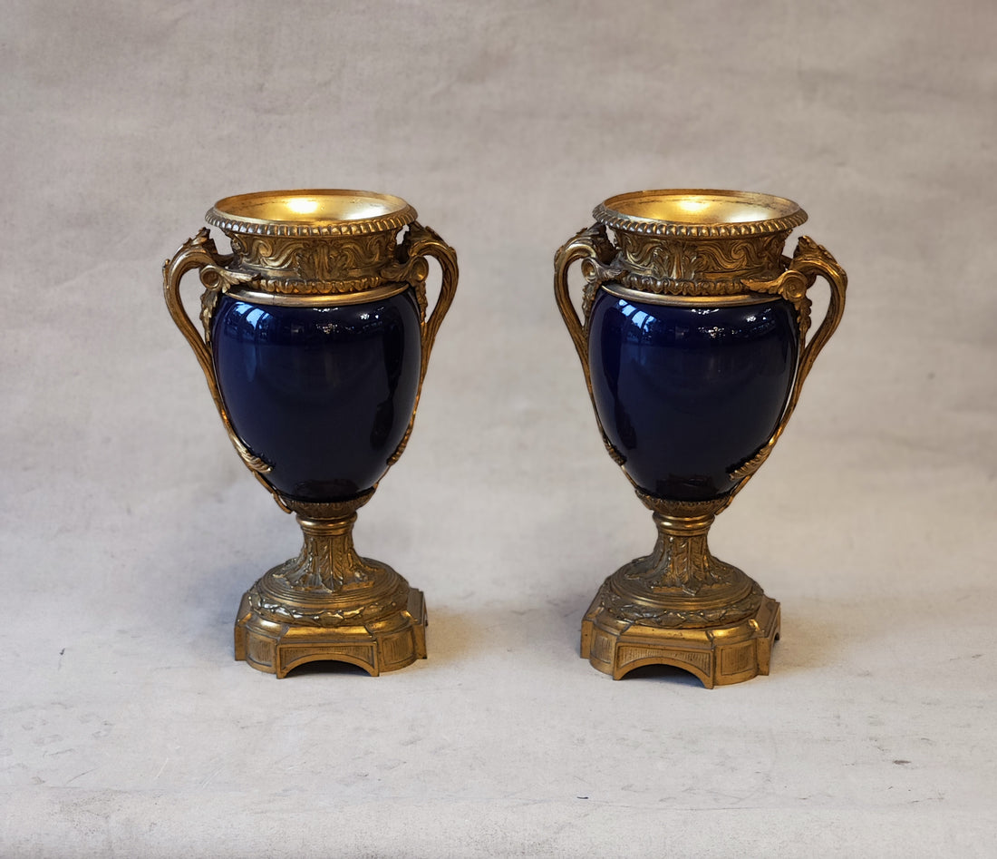 Par de cassolettes franceses azul rey porcelana firmados Sevres Napoleón III. SXIX