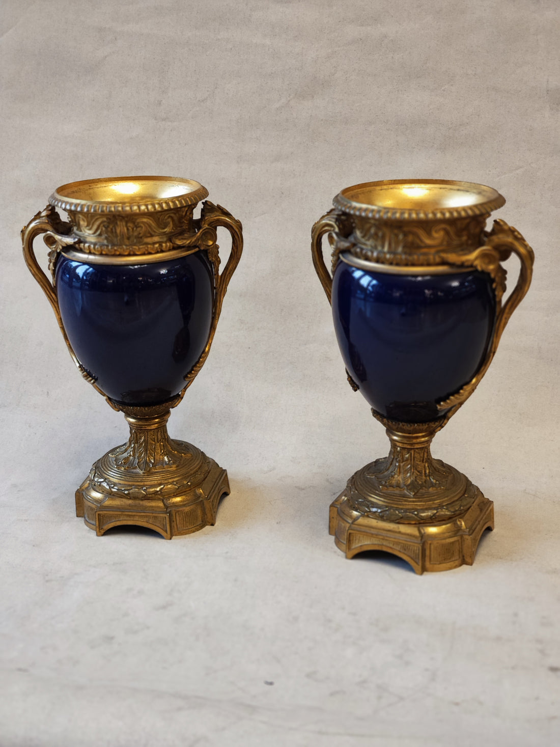 Par de cassolettes franceses azul rey porcelana firmados Sevres Napoleón III. SXIX