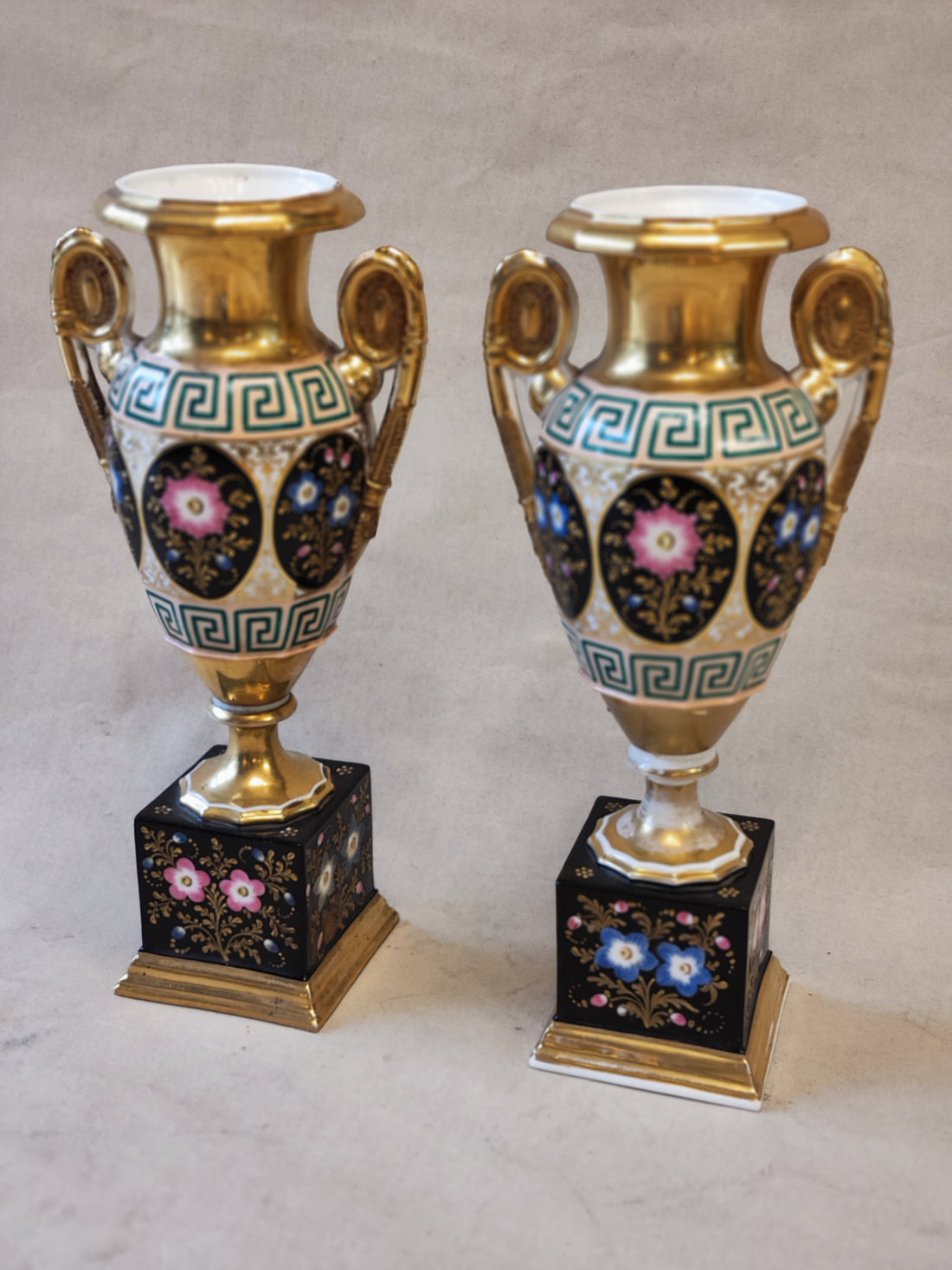 Par de copones franceses de Porcelana &quot;Viejo París&quot;. SXIX
