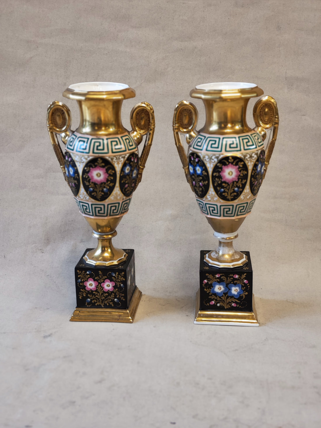 Par de copones franceses de Porcelana &quot;Viejo París&quot;. SXIX