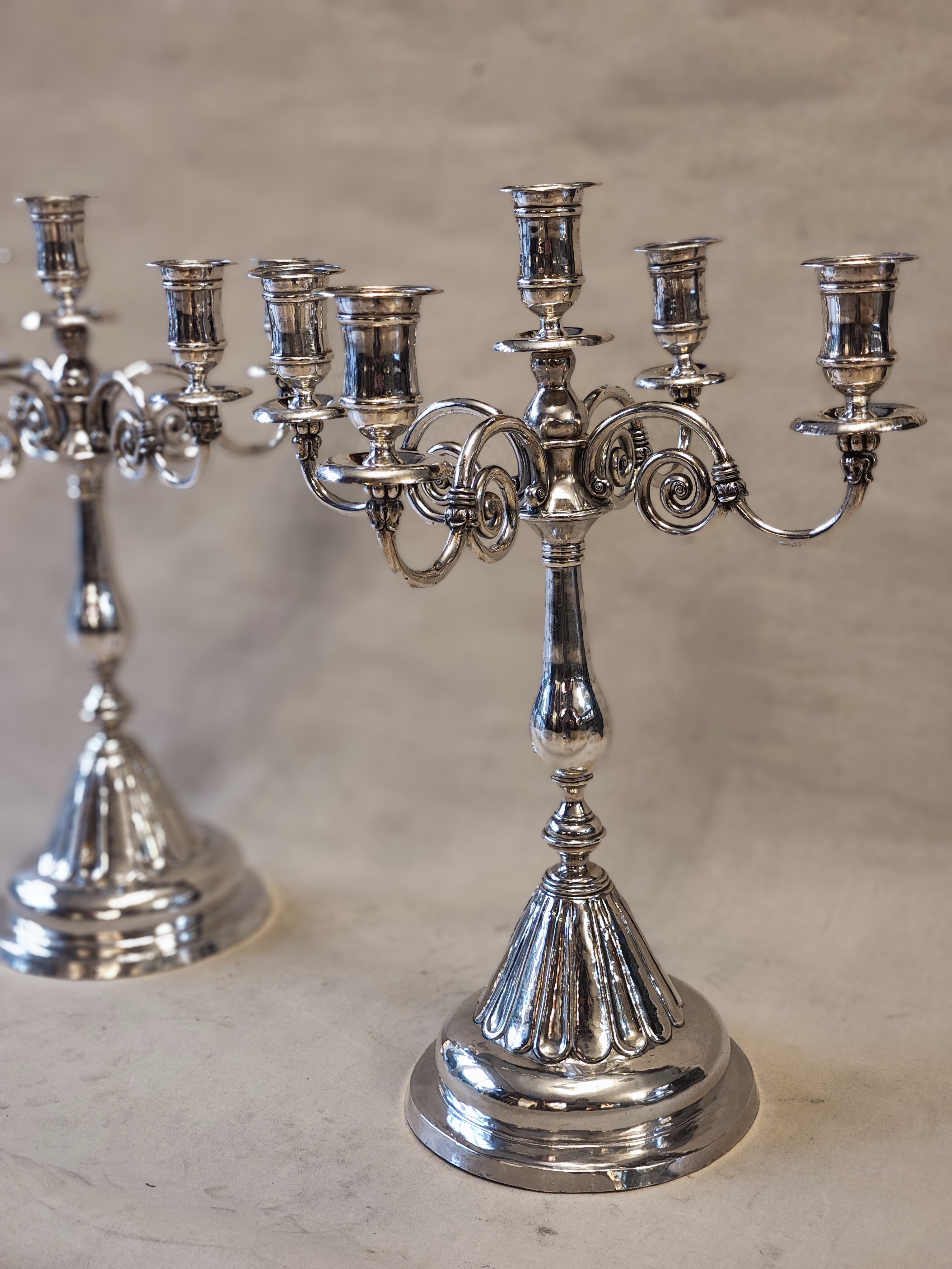Par de candelabros de plata colonial chilenos. SXVIII