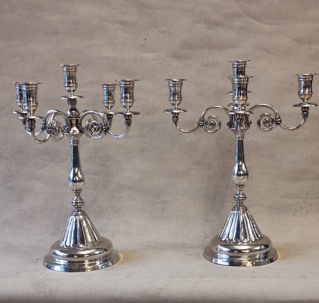 Par de candelabros de plata colonial chilenos. SXVIII