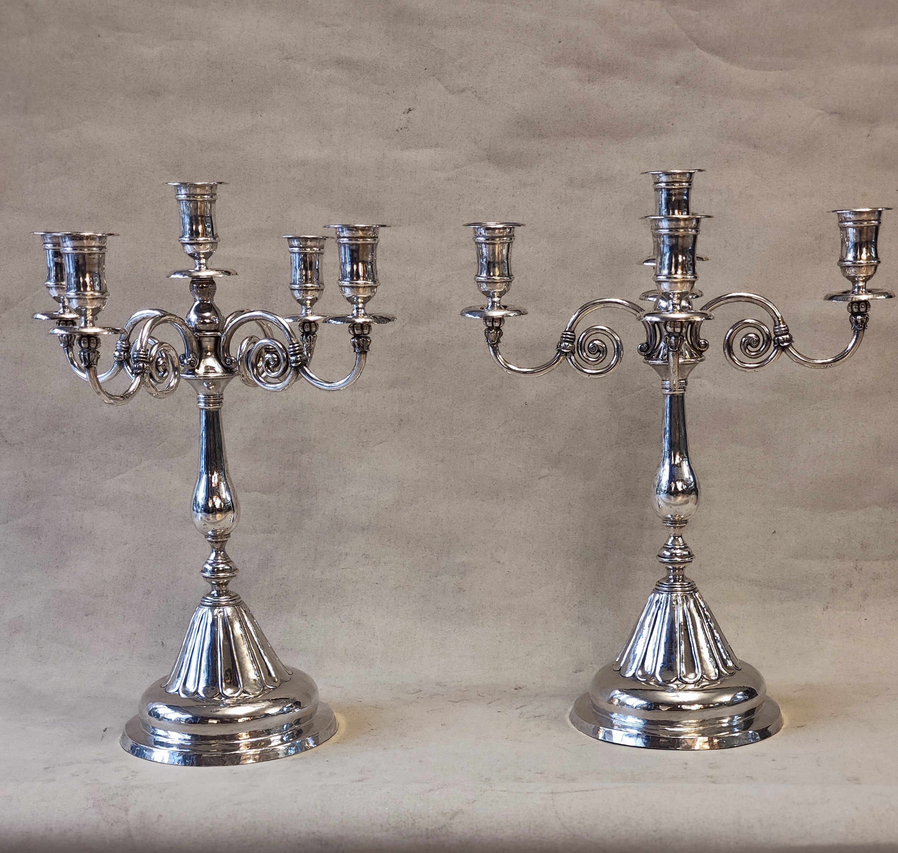 Par de candelabros de plata colonial chilenos. SXVIII