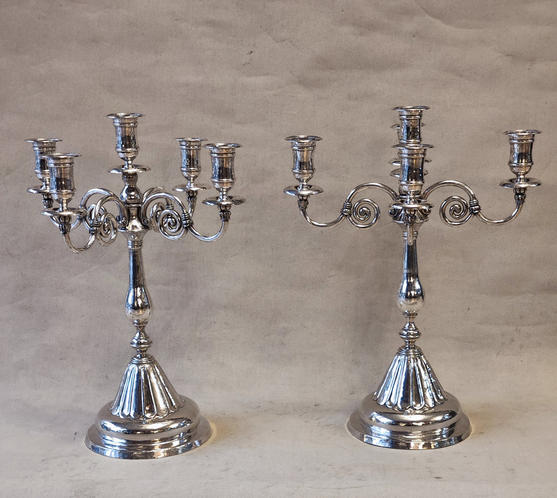 Par de candelabros de plata colonial chilenos. SXVIII