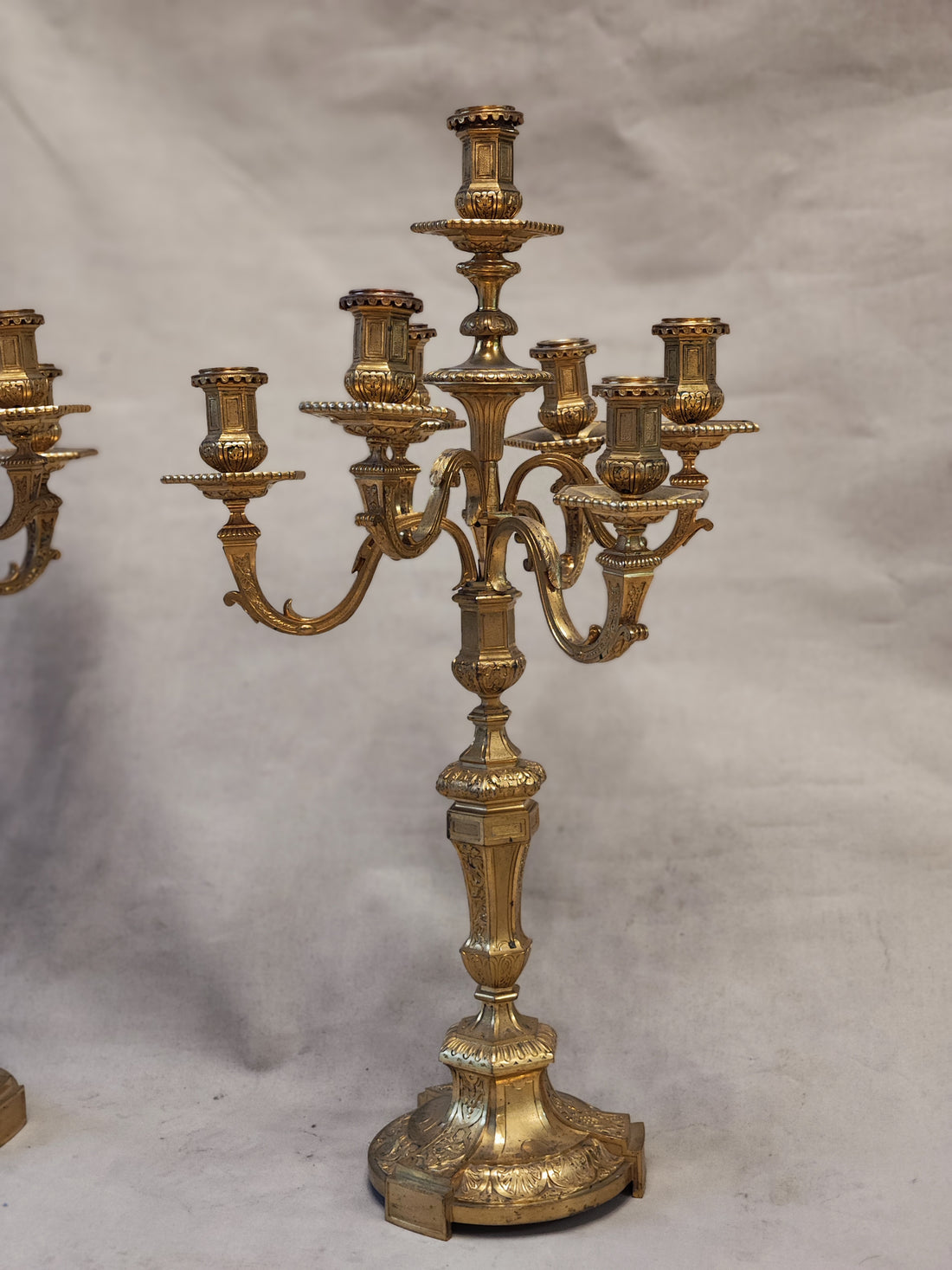 Gran par de candelabros franceses de bronce época Napoleón III. SXIX