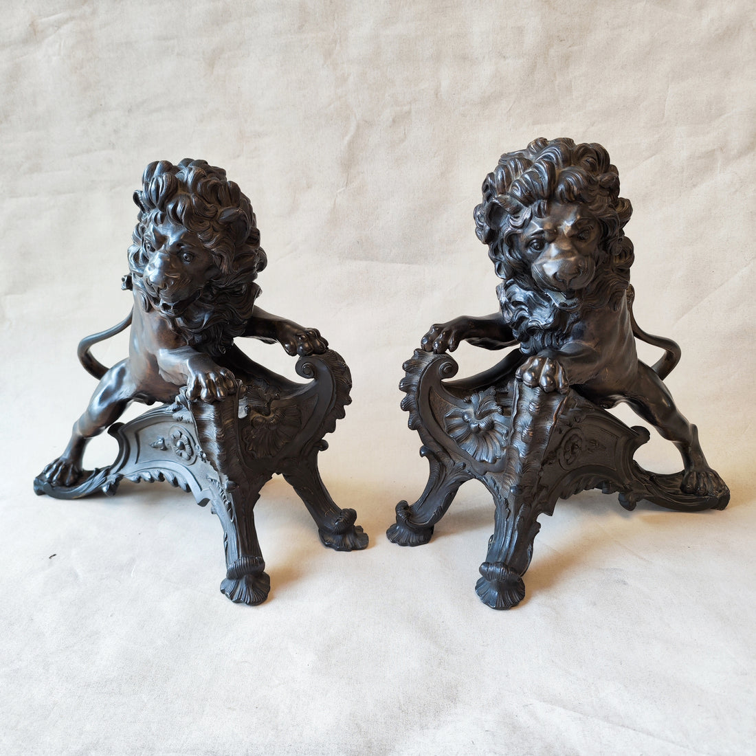 Magnifico par de morrillos de bronce de leones. Francia SXIX