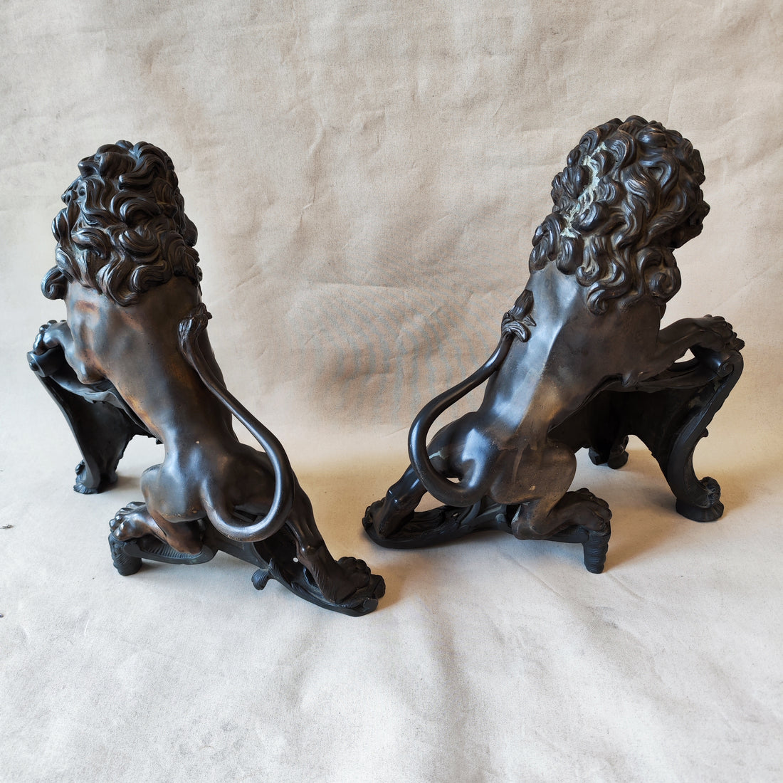 Magnifico par de morrillos de bronce de leones. Francia SXIX