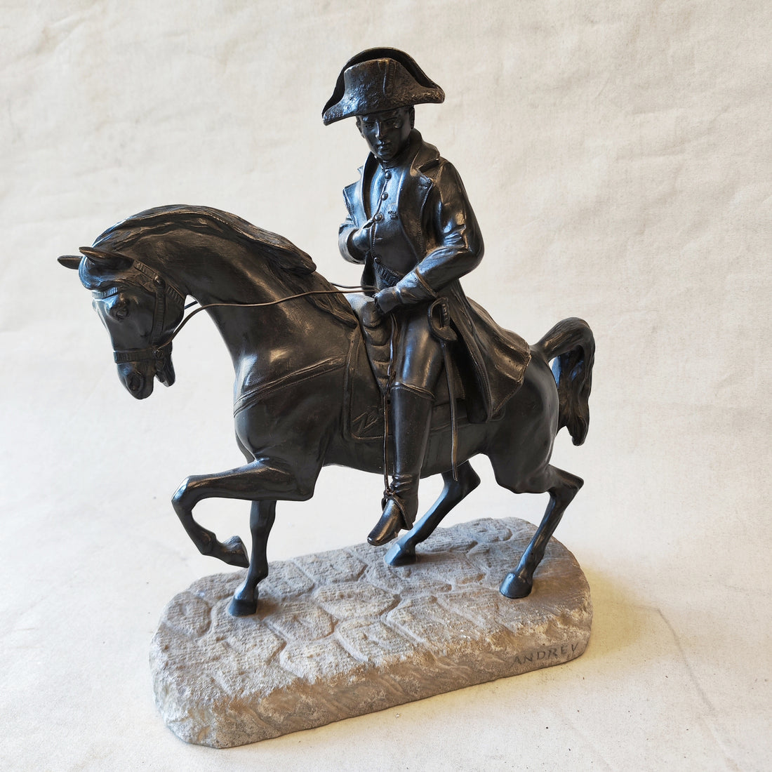 Bronce de Napoleon con su caballo Marengo firma Andrey. Francia SXIX