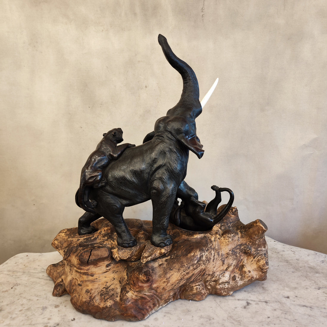 Escultura de elefante y tigres. Bronce japonés Meiji. Año 1890