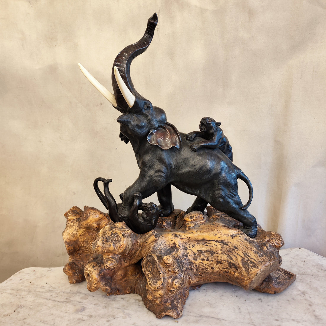 Escultura de elefante y tigres. Bronce japonés Meiji. Año 1890