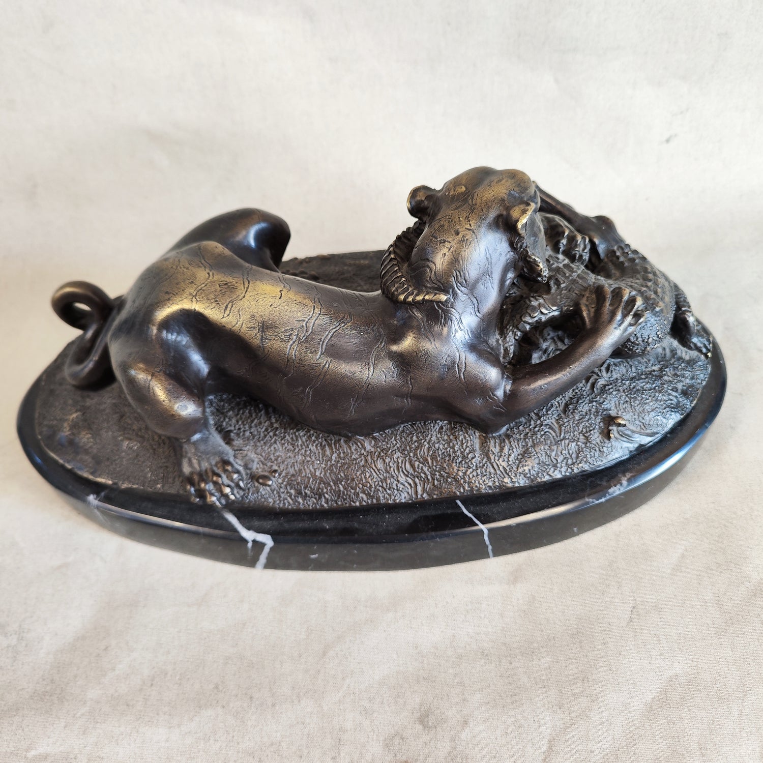 Figura de bronce de pelea de tigre con cocodrilo. SXIX