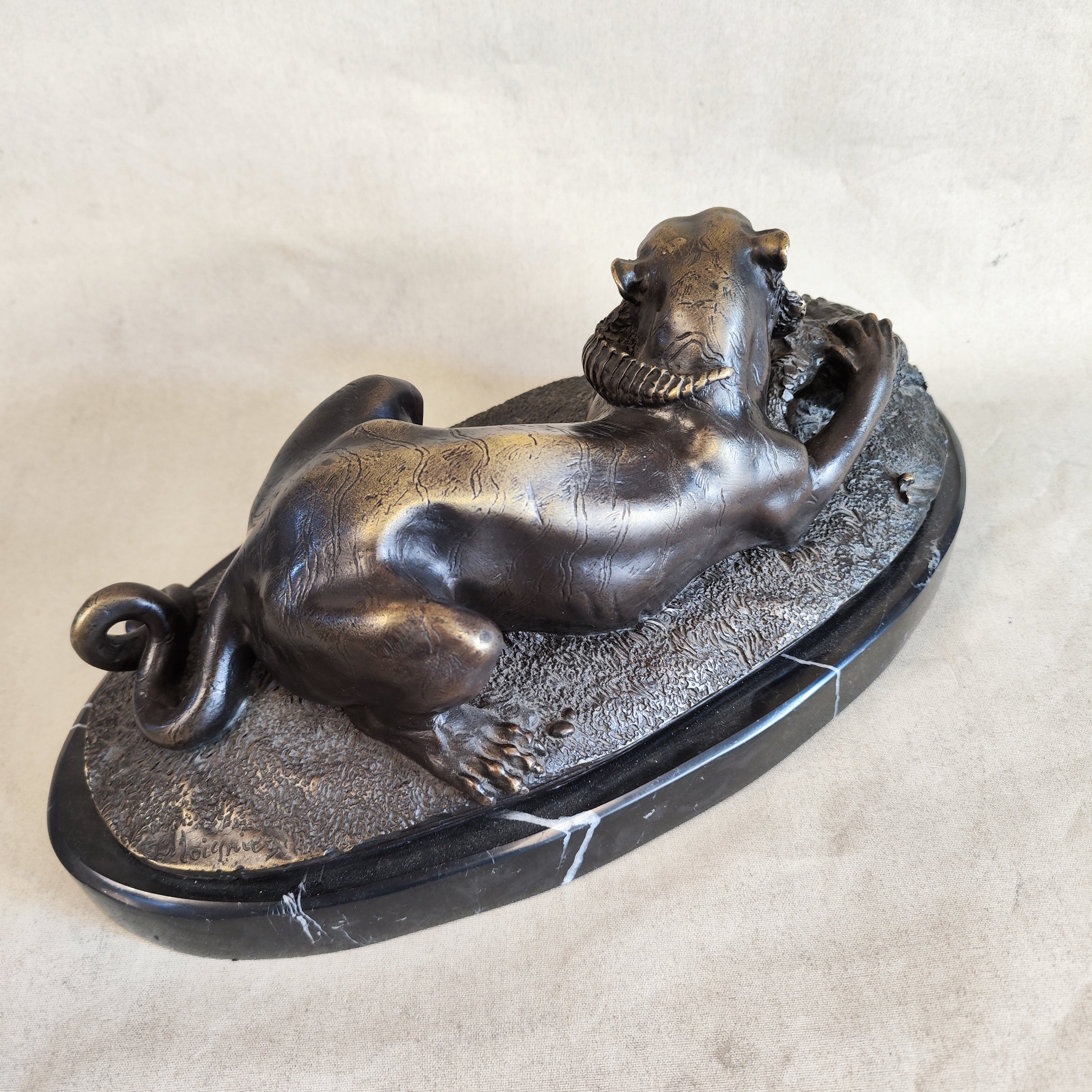 Figura de bronce de pelea de tigre con cocodrilo. SXIX
