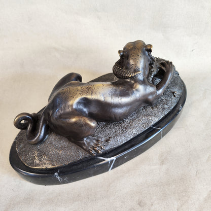 Figura de bronce de pelea de tigre con cocodrilo. SXIX