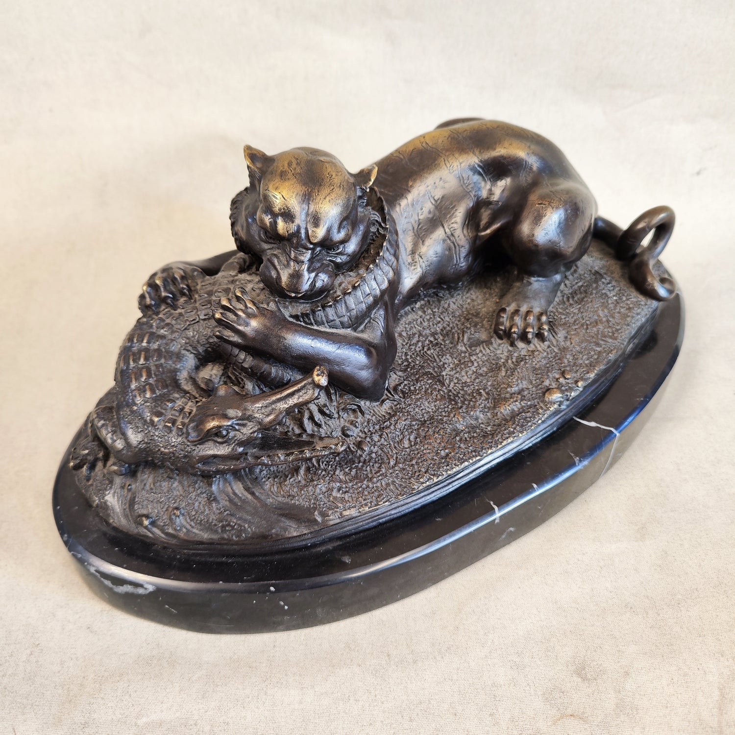 Figura de bronce de pelea de tigre con cocodrilo. SXIX