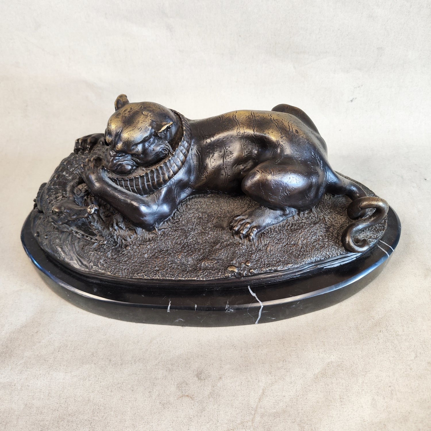 Figura de bronce de pelea de tigre con cocodrilo. SXIX