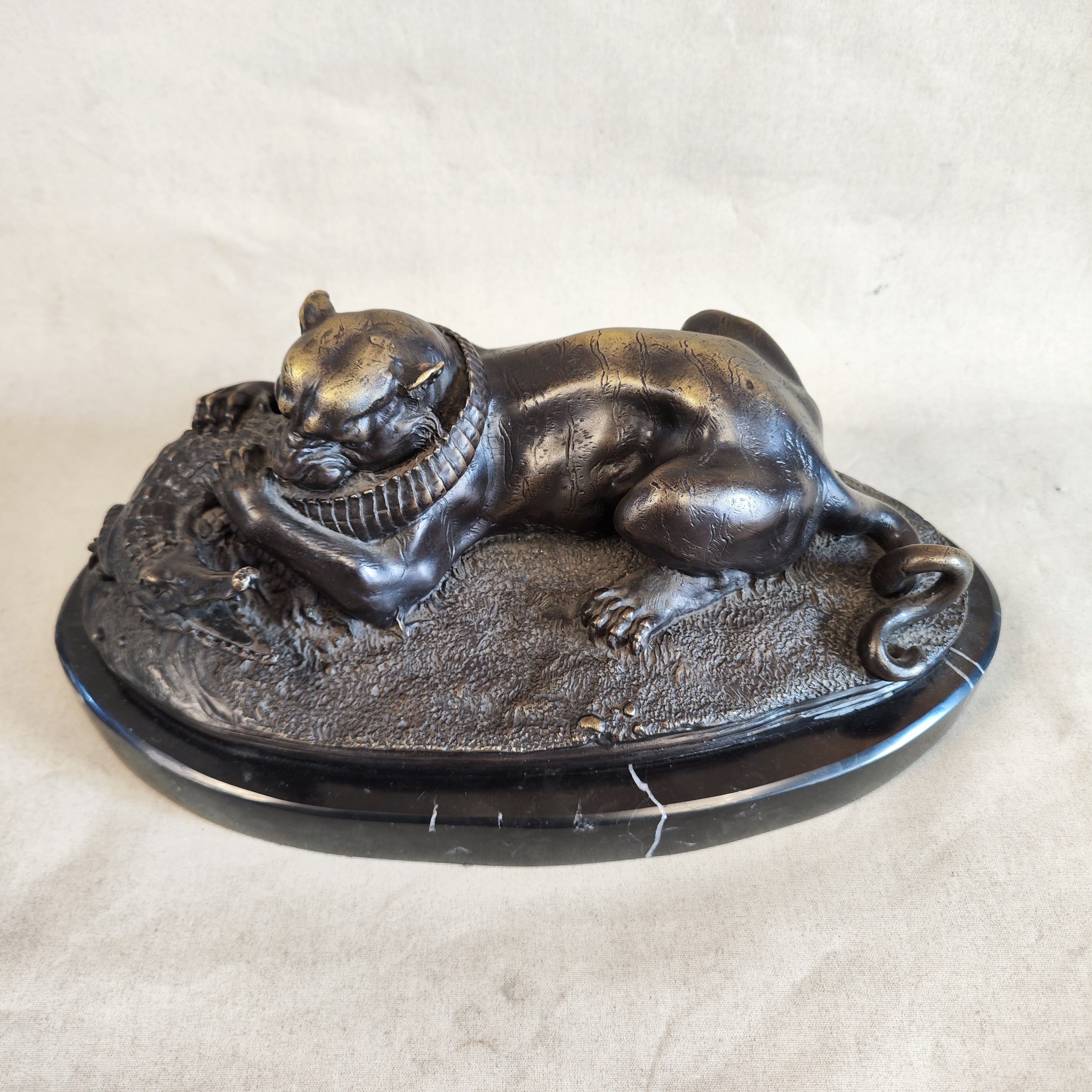 Figura de bronce de pelea de tigre con cocodrilo. SXIX