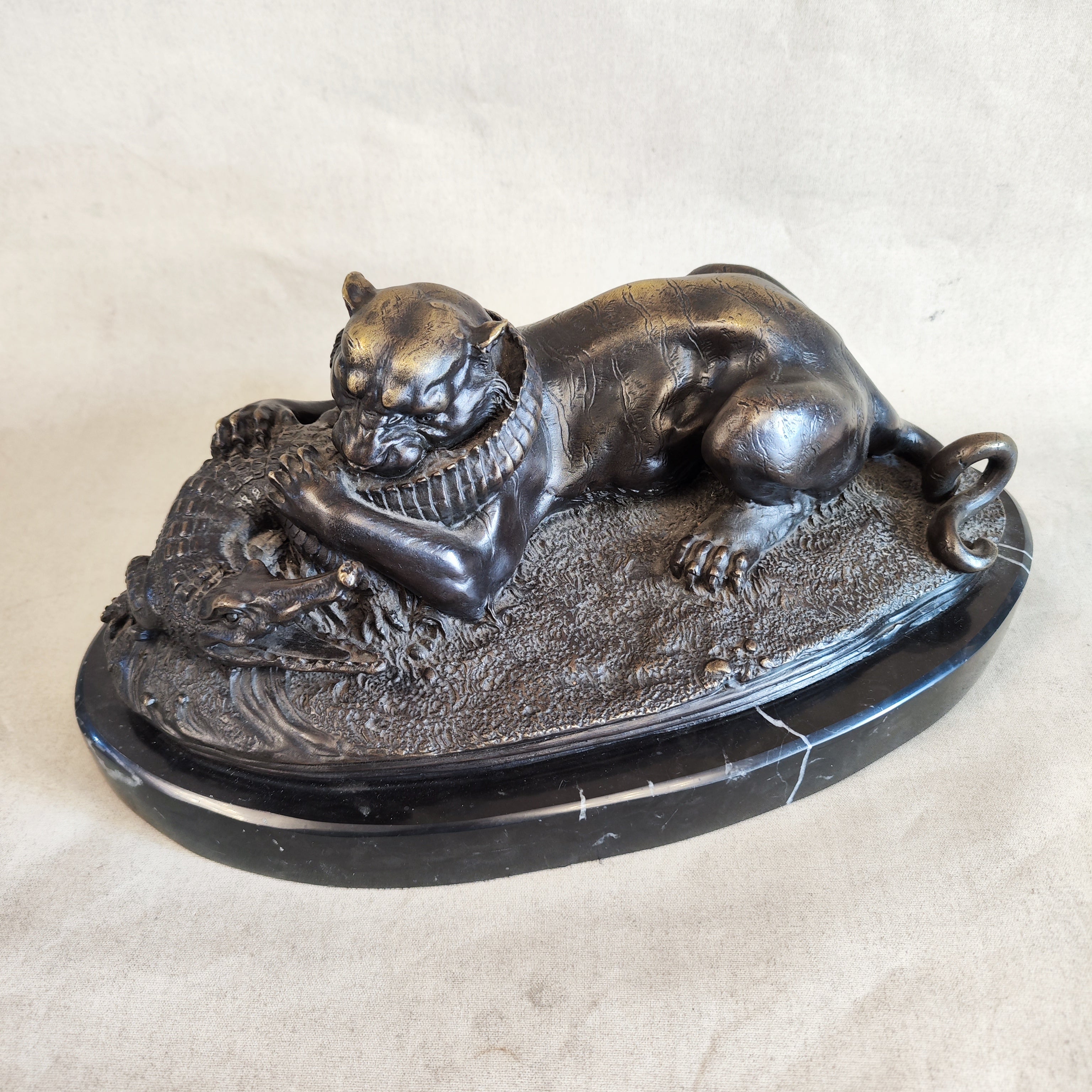 Figura de bronce de pelea de tigre con cocodrilo. SXIX