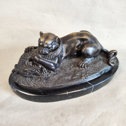 Figura de bronce de pelea de tigre con cocodrilo. SXIX