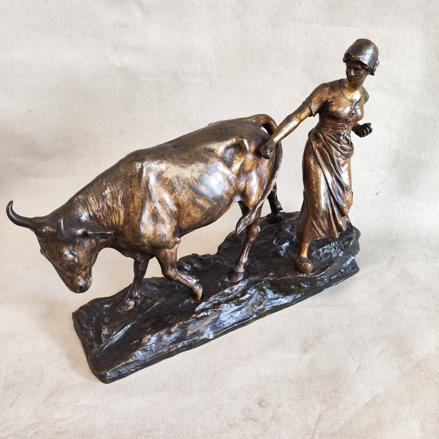 Bronce campesina y toro. Edouard Drouot (1859-1945) Francia