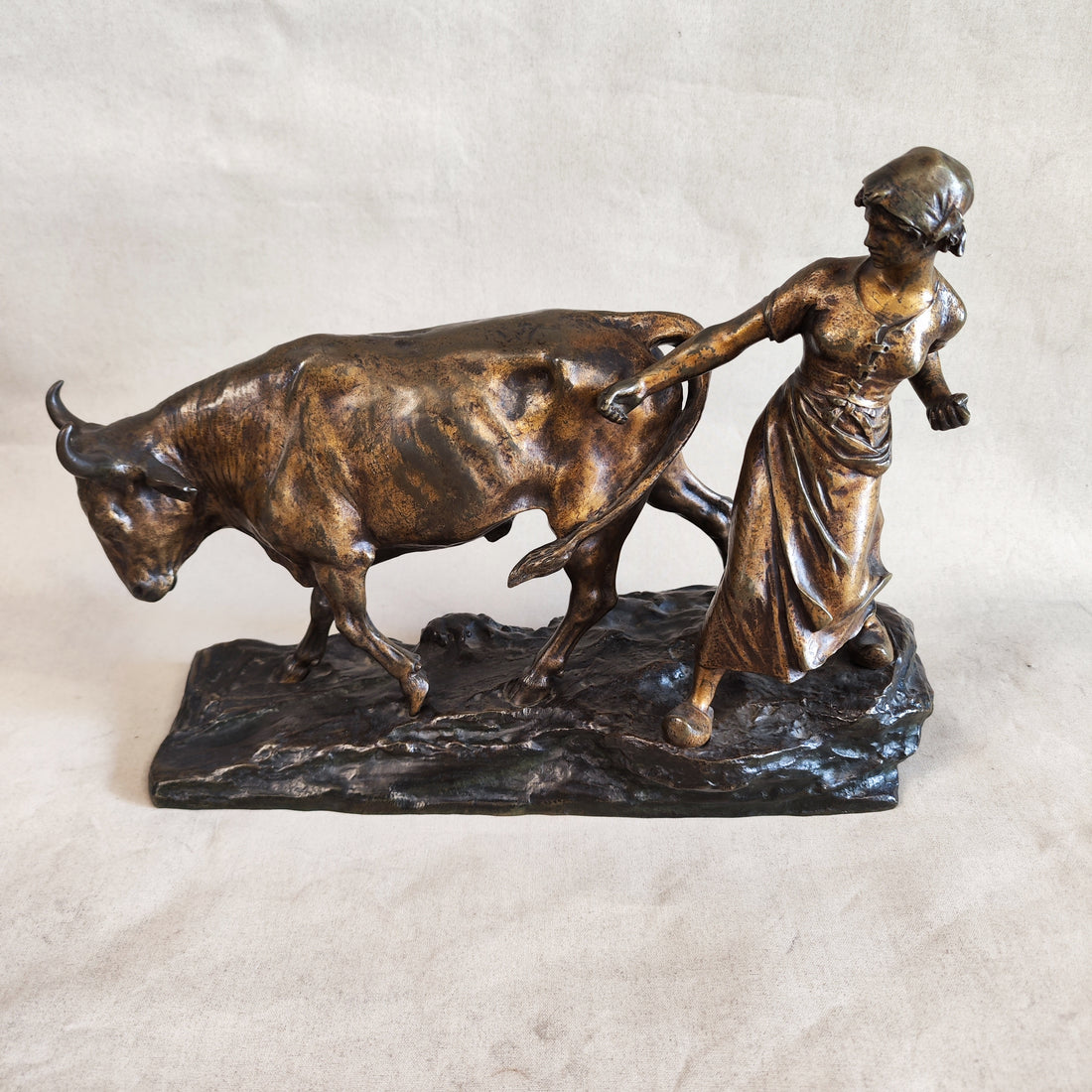 Bronce campesina y toro. Edouard Drouot (1859-1945) Francia