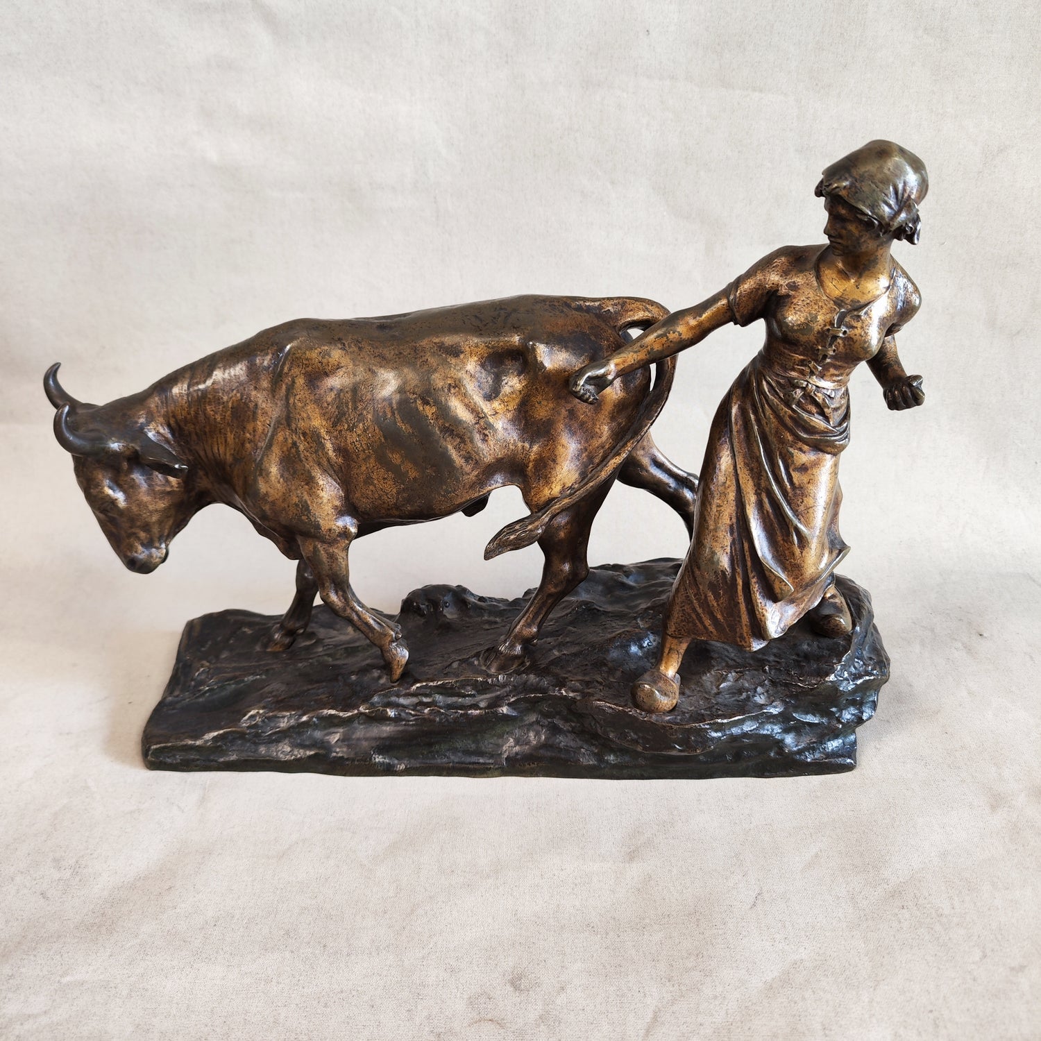 Bronce campesina y toro. Edouard Drouot (1859-1945) Francia