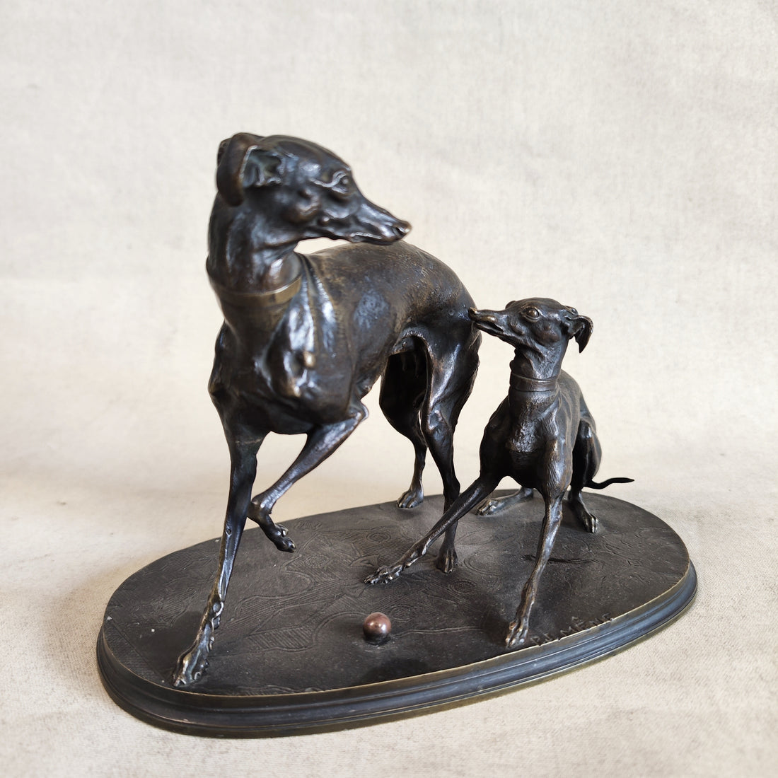 Galgos jugando en bronce. Pierre-Jules Mene (1810-1879). Francia