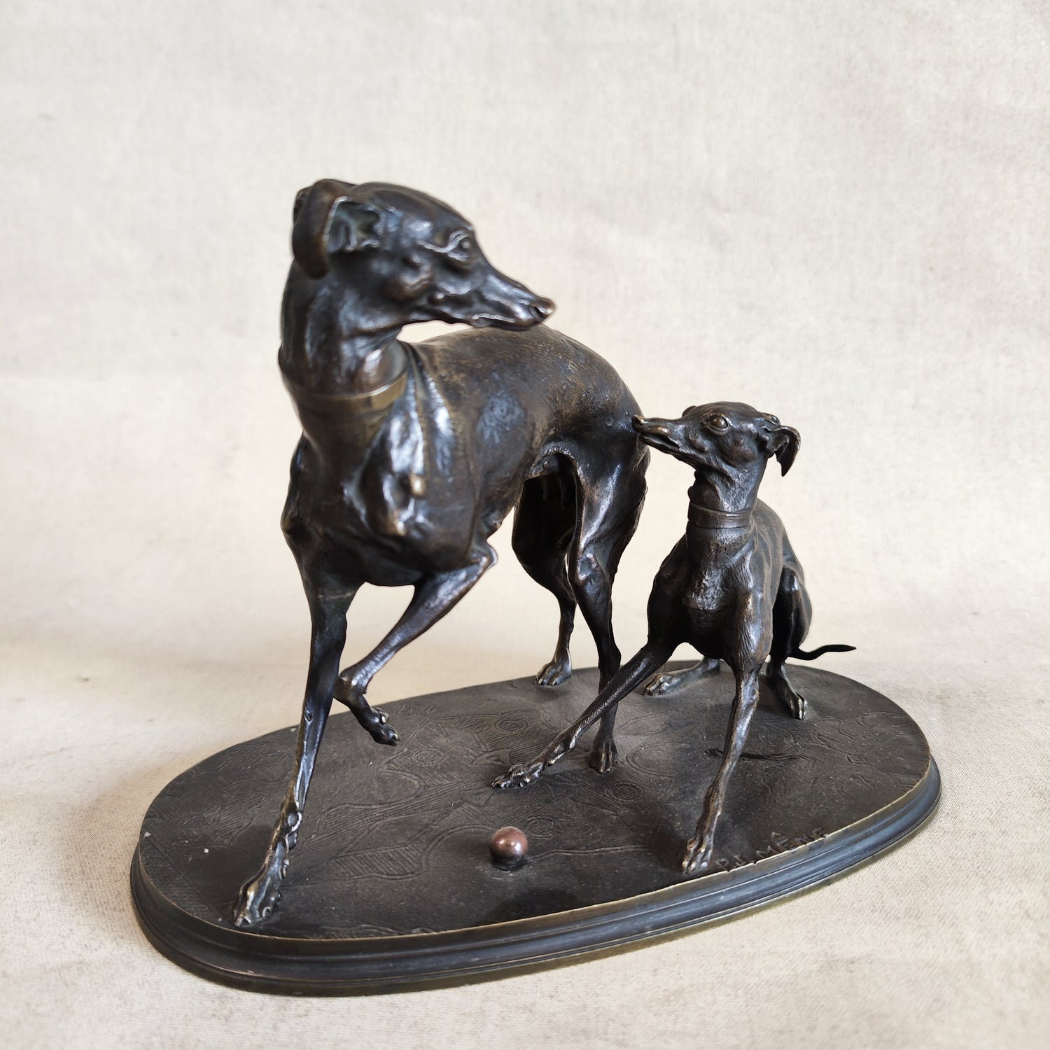 Galgos jugando en bronce. Pierre-Jules Mene (1810-1879). Francia