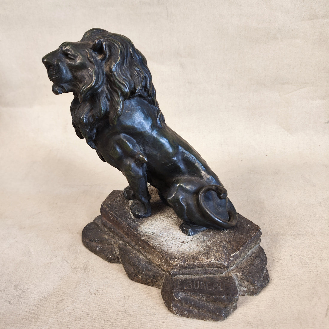 Leon de bronce firmado Leon Bureau (1866-1906). Francia
