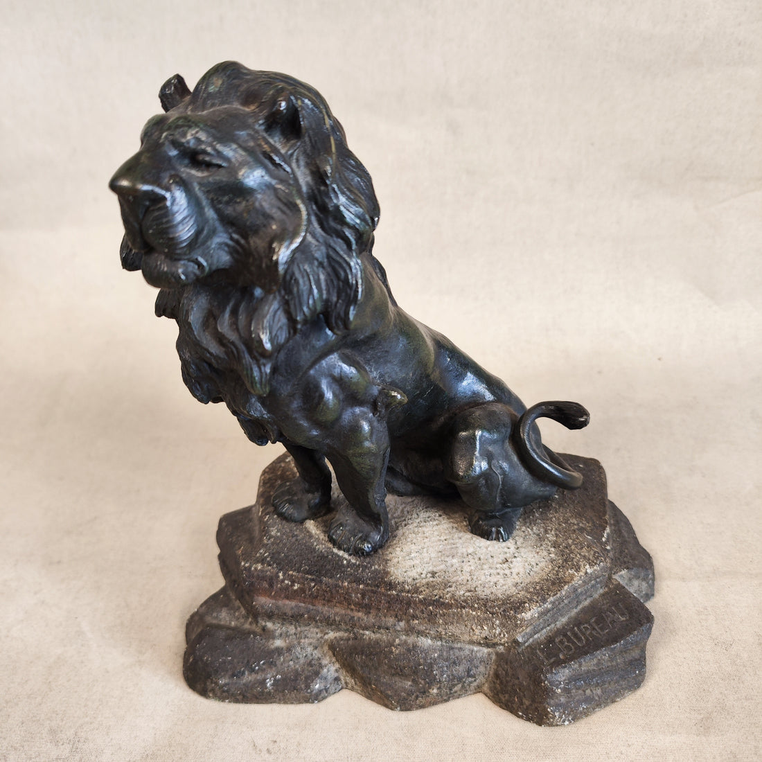 Leon de bronce firmado Leon Bureau (1866-1906). Francia
