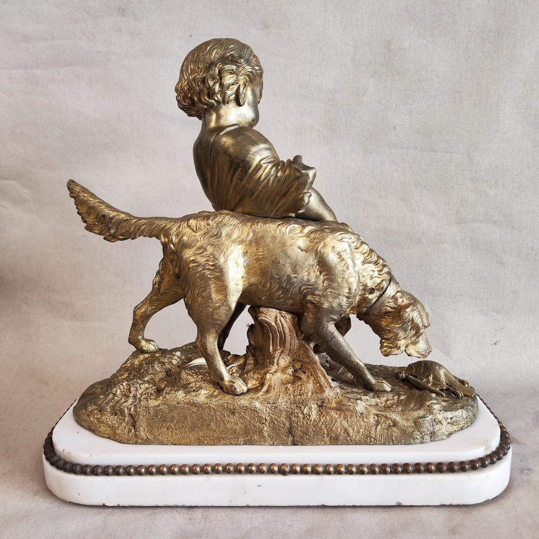 Bronce francés de niño sujetando perro. SXIX