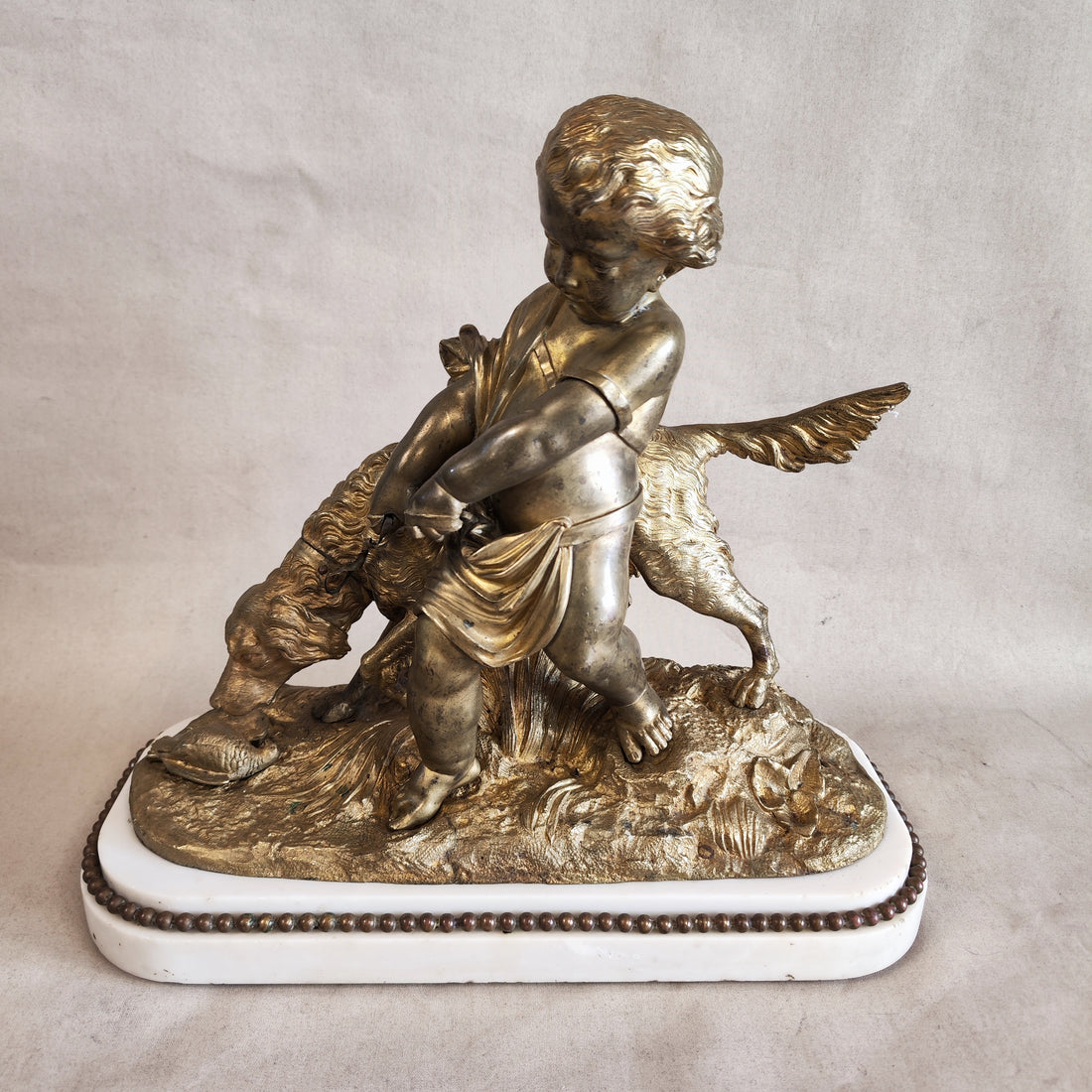 Bronce francés de niño sujetando perro. SXIX