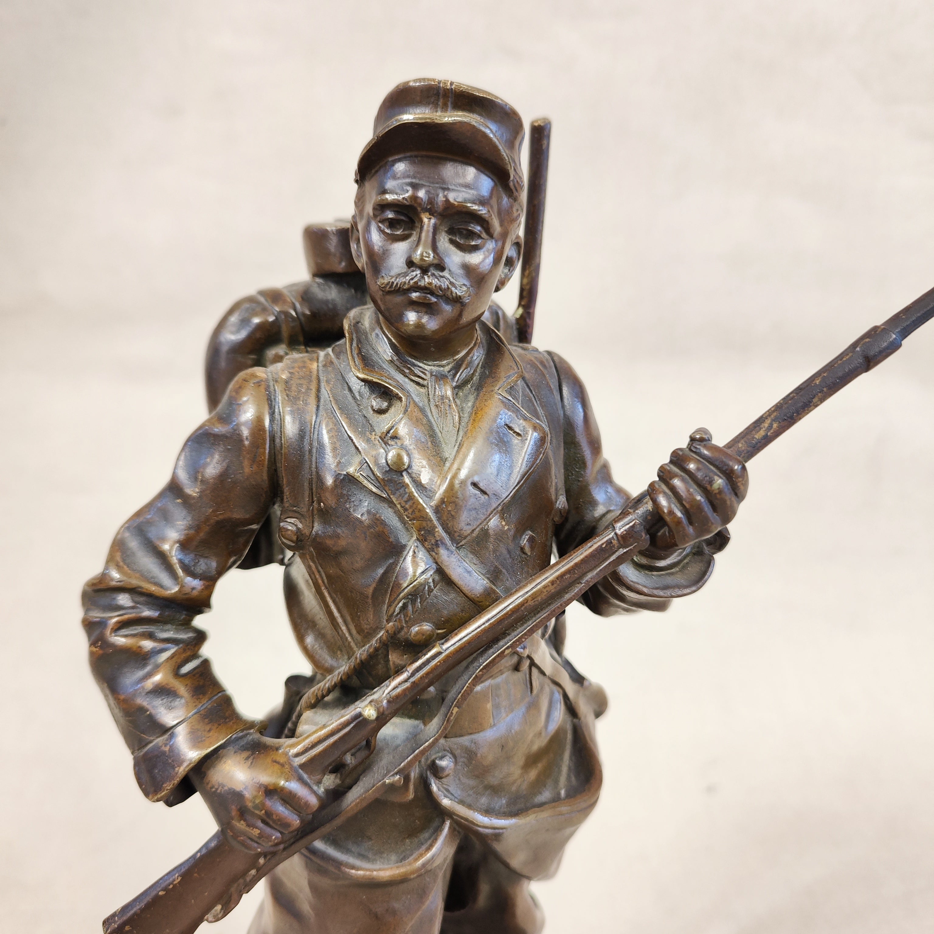 Escultura de bronce de soldado firmado Adrien Gaudez (1845-1902). Francia SXIX