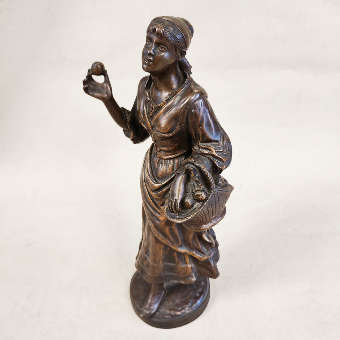 Escultura bronce de una campensina firmada E. Drouot. Francia SXIX