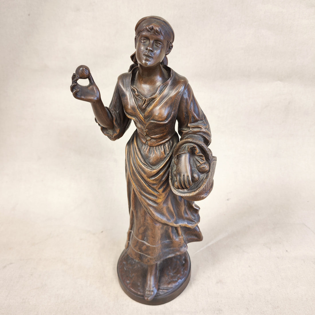 Escultura bronce de una campensina firmada E. Drouot. Francia SXIX