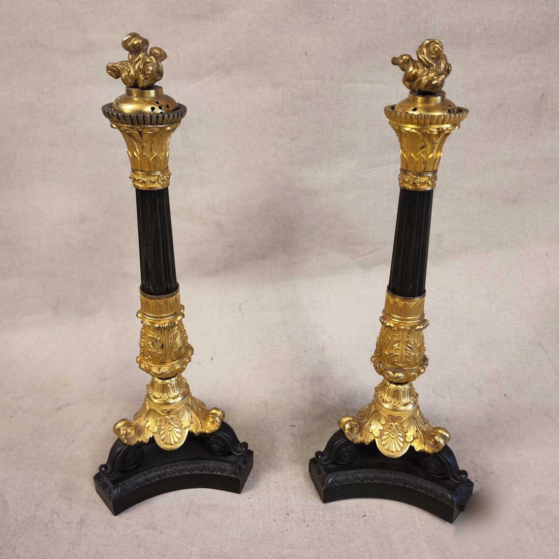 Par de candelabros de bronce franceses época Napoleón III. SXIX
