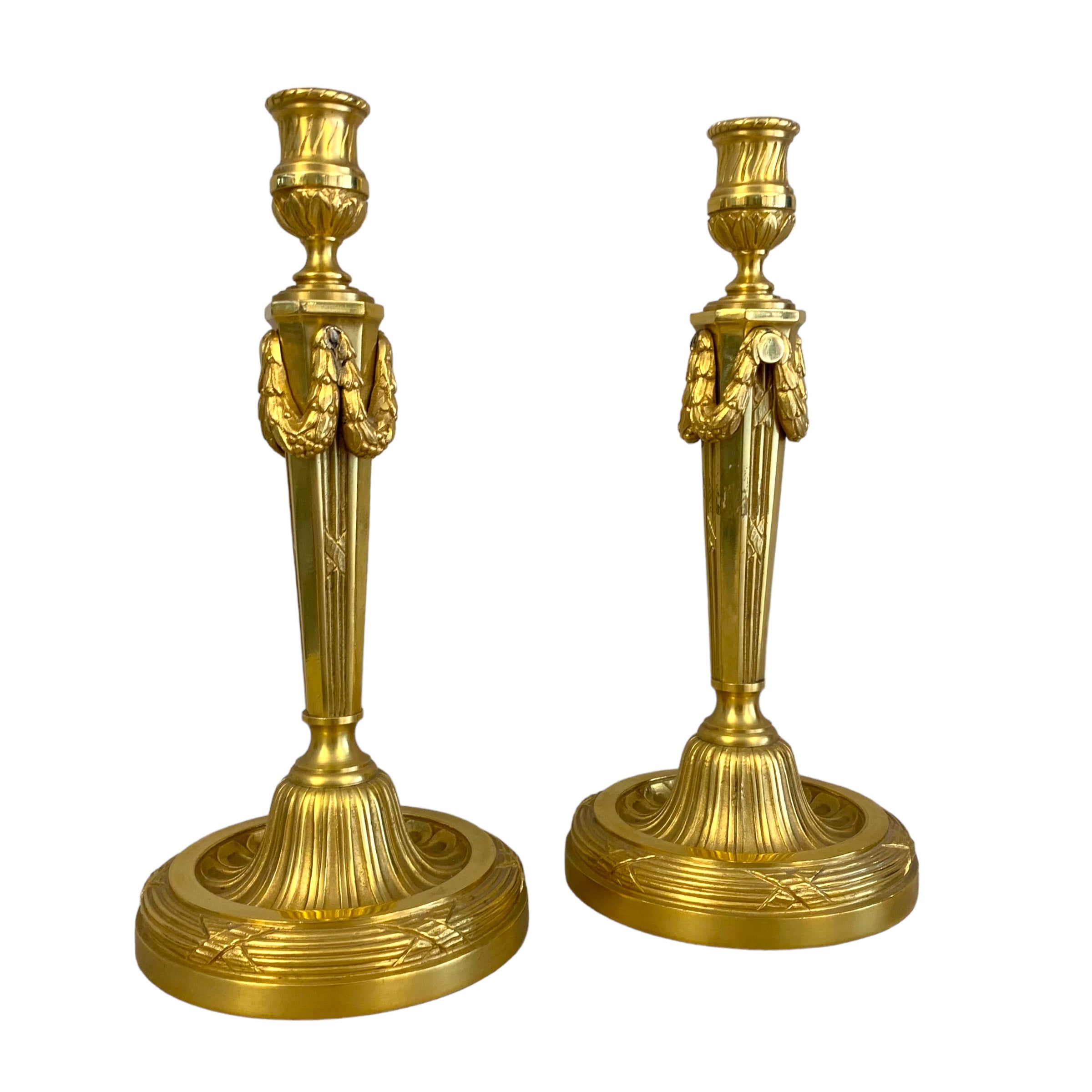 Par de candelabros en bronce estilo Luis XVI. SXIX