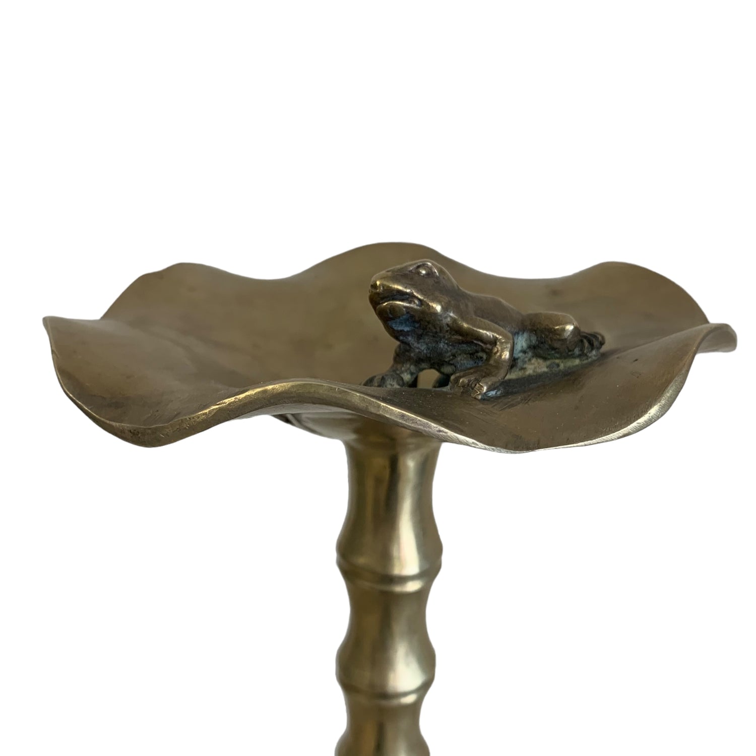 Par de candelabros de bronce chinos con hoja de loto y rana. SXIX