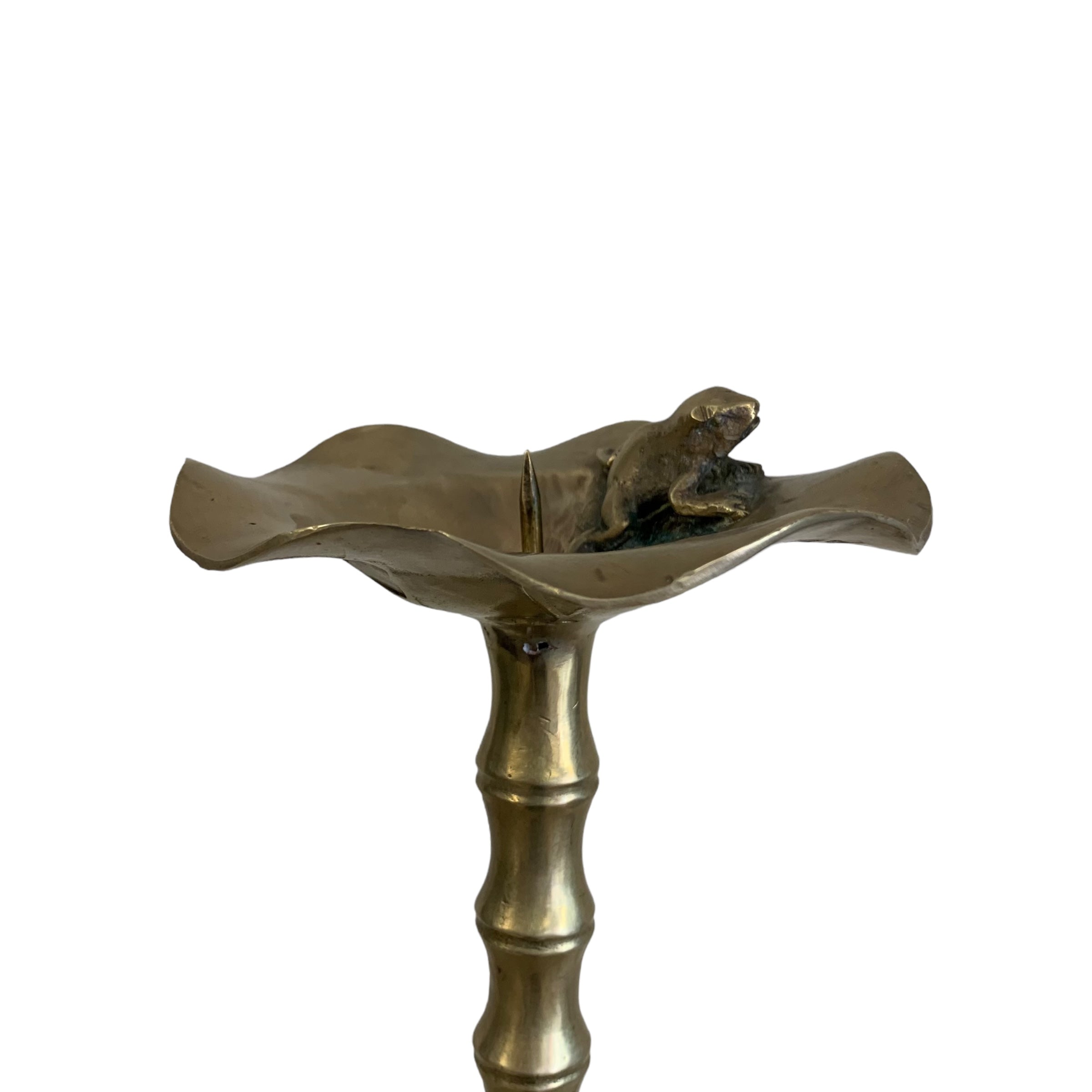 Par de candelabros de bronce chinos con hoja de loto y rana. SXIX