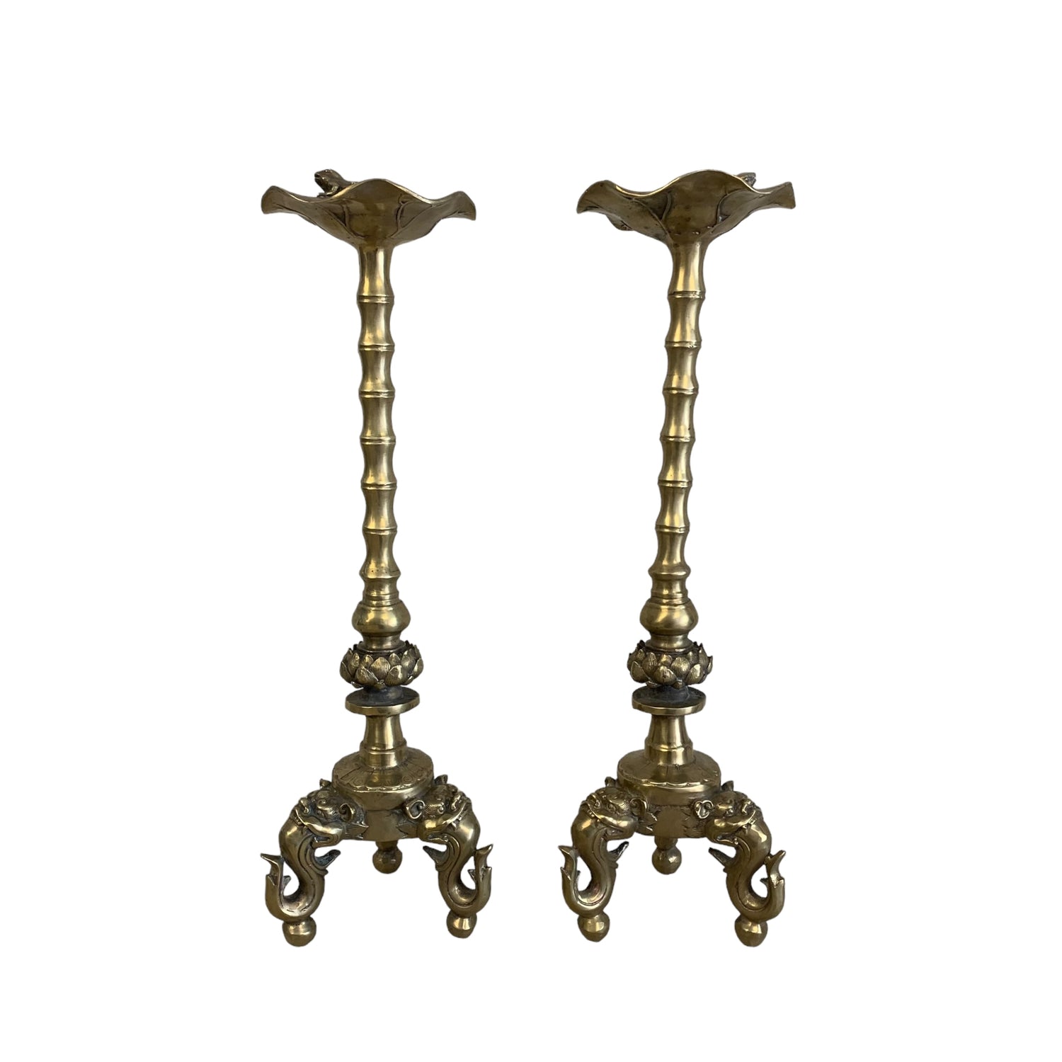 Par de candelabros de bronce chinos con hoja de loto y rana. SXIX