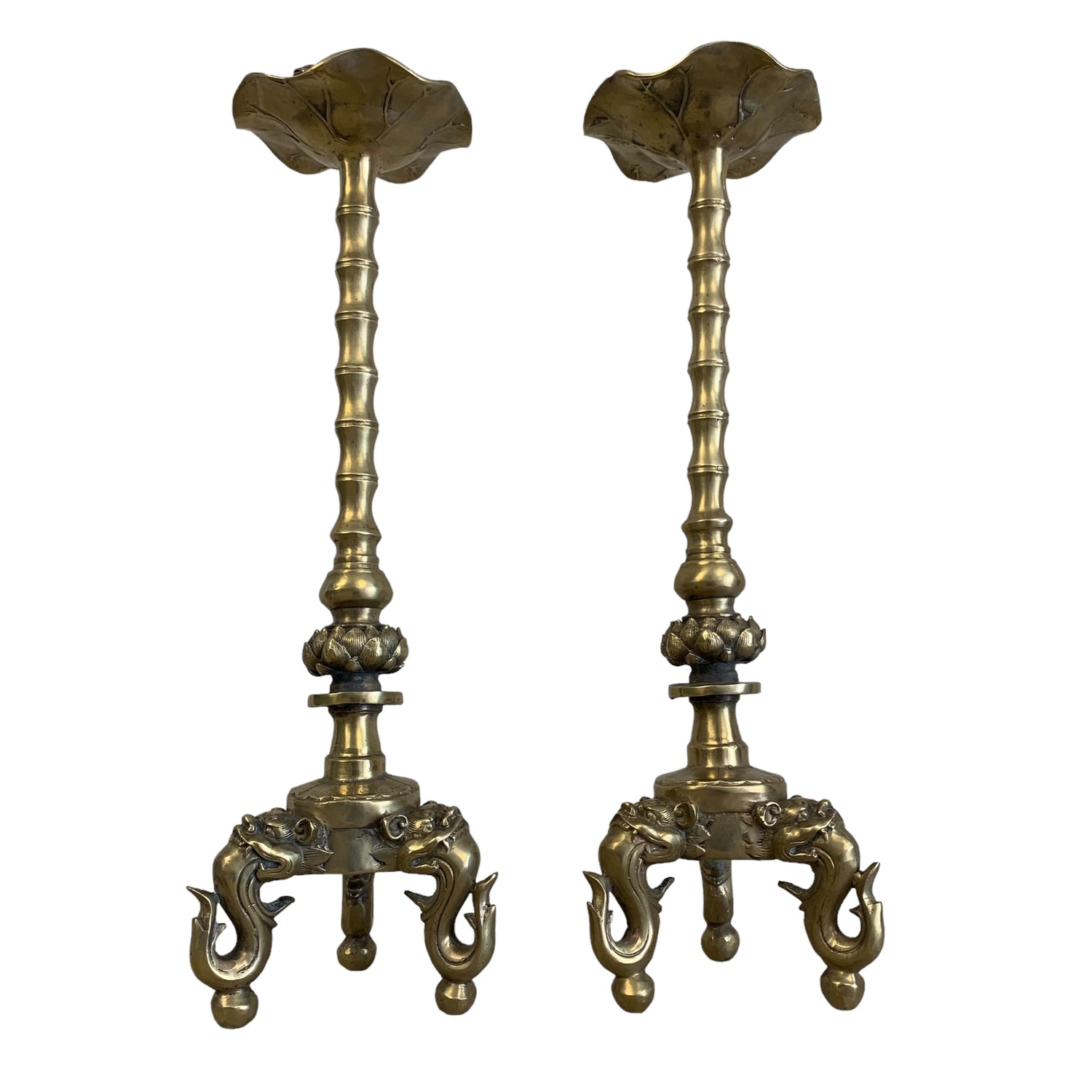 Par de candelabros de bronce chinos con hoja de loto y rana. SXIX