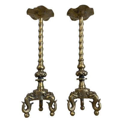 Par de candelabros de bronce chinos con hoja de loto y rana. SXIX