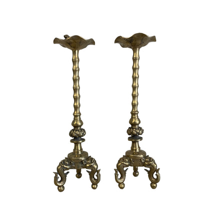 Par de candelabros de bronce chinos con hoja de loto y rana. SXIX