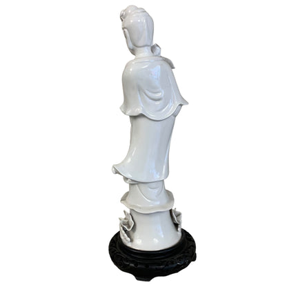 Figura de porcelana Blanc de Chine diosa Kuan Yin. SXIX