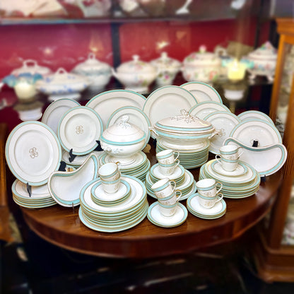 Vajilla de porcelana Limoges A. Vignaud verde celadón y dorado. Francia SXX